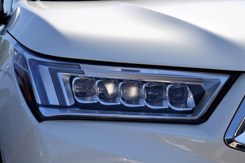 moto-SERANON-min_acura-headlamp-2834131